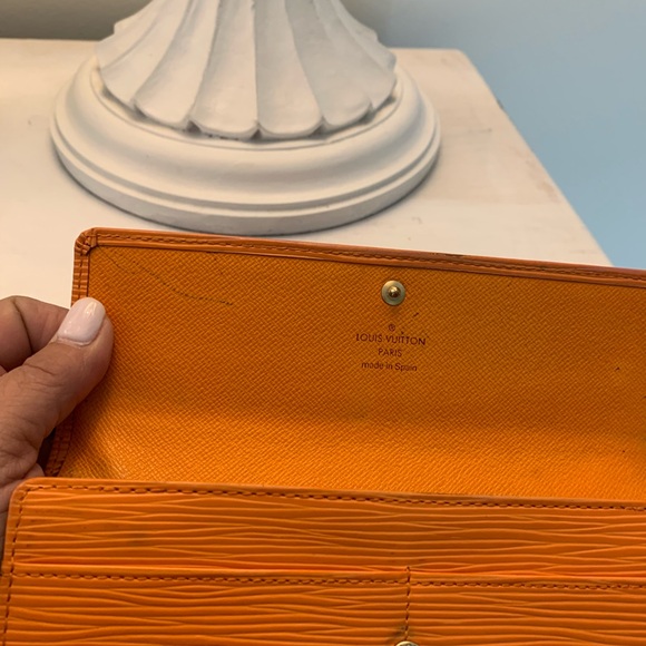 Louis Vuitton Epi wallet - Picture 5 of 6
